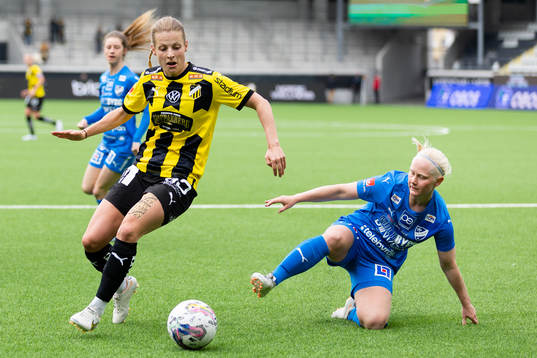 Häckens Anna Anvegård och Kalmars Anni Miettunen