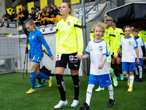 Häckens Josefine Rybrink på väg in till line up innan