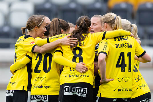 Häckens Josefine Rybrink jublar med lagkamrater