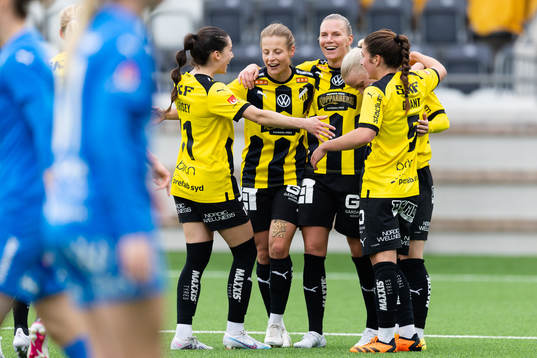 Häckens Josefine Rybrink jublar med lagkamrater