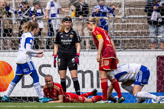 Djurgårdens målvakt Elvira Björklund deppar