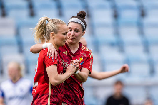 Djurgårdens Tove Almqvist och Hayley Dowd jublar
