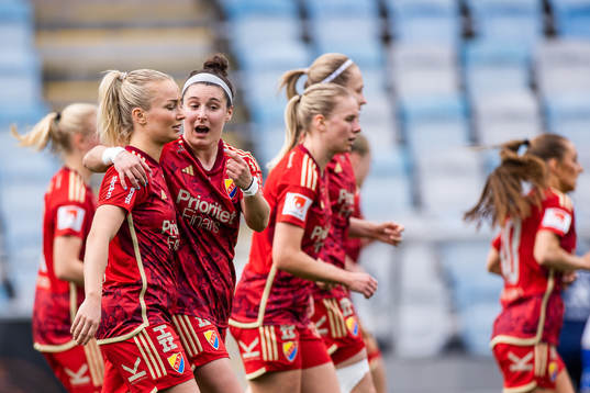 Djurgårdens Tove Almqvist och Hayley Dowd jublar