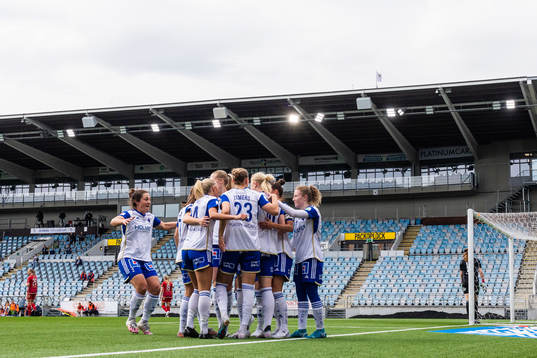 IFK Norrköpings Wilma Leidhammar jublar med lagkamrater