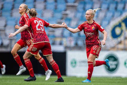Djurgårdens Tove Almqvist (till höger) jublar
