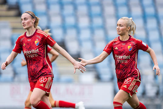 Djurgårdens Tove Almqvist (till höger) jublar