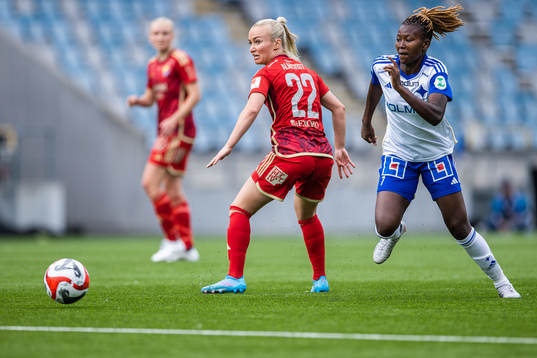 Djurgårdens Tove Almqvist och IFK Norrköpings Azumah Bugre