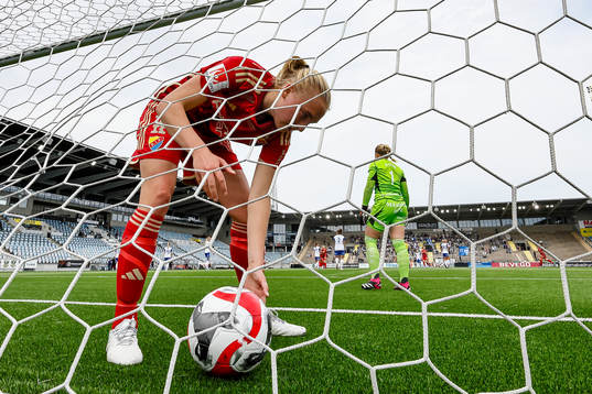 Djurgårdens StinaLisa Johansso hämtar ut bollen