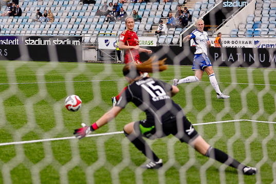 IFK Norrköpings Wilma Leidhammar skjuter i bortre stolpen