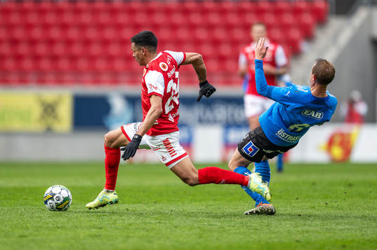 Kalmars Romario Pereira Sipiao och Halmstads Joel Allansson