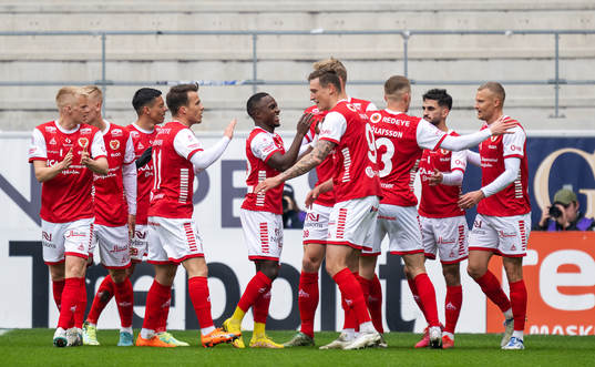 Kalmars Mileta Rajovic jublar med lagkamrater