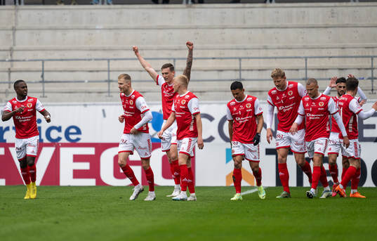 Kalmars Mileta Rajovic jublar med lagkamrater
