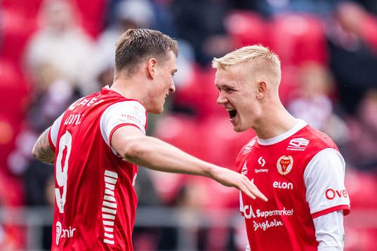Kalmars Mileta Rajovic jublar med Carl Gustafsson
