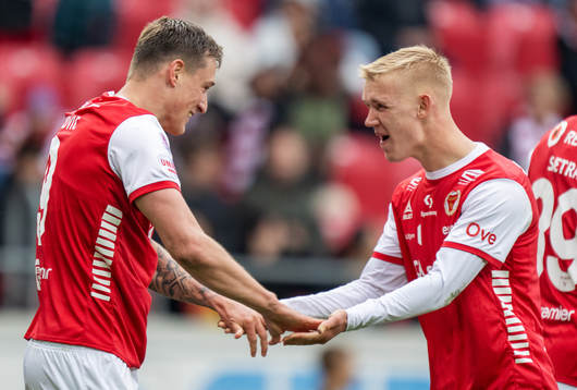 Kalmars Mileta Rajovic jublar med Carl Gustafsson
