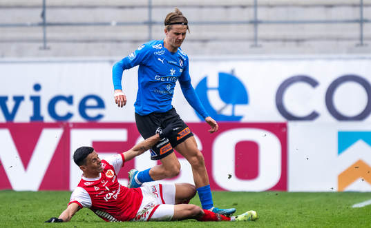 Kalmars Romario Pereira Sipiao och Halmstads Erik Ahlstrand