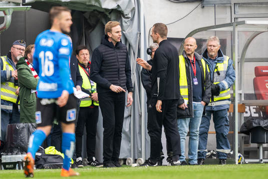 Kalmars tränare Henrik Jensen diskuterar med fjärdedomaren