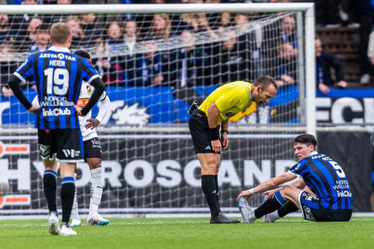 Domare Kaspar Sjöberg pratar med Sirius Jamie Roche som