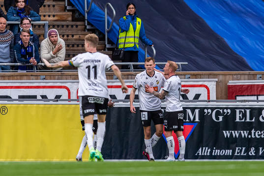 Häckens Oscar Uddenäs gör 0-1 och jublar med Mikkel