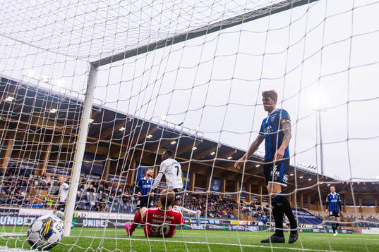 Häckens Benie Adama Traore jublar medan Sirius målvakt