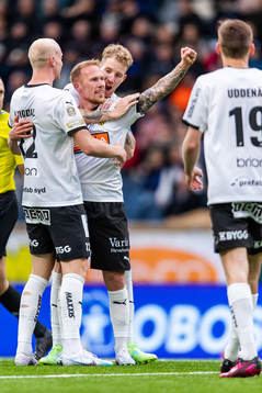 Häckens Mikkel Rygaard Jensen jublar med Valgeir