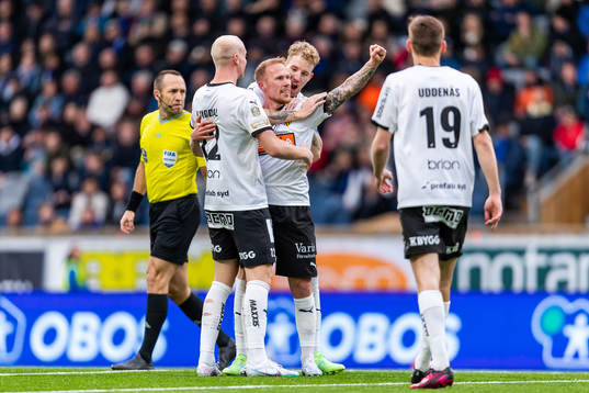 Häckens Mikkel Rygaard Jensen jublar med Valgeir