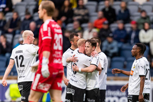 Häckens Lars Olden Larsen jublar med lagkamrater