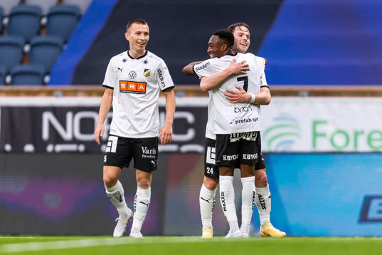 Häckens Benie Adama Traore jublar med målskytten till 0-3