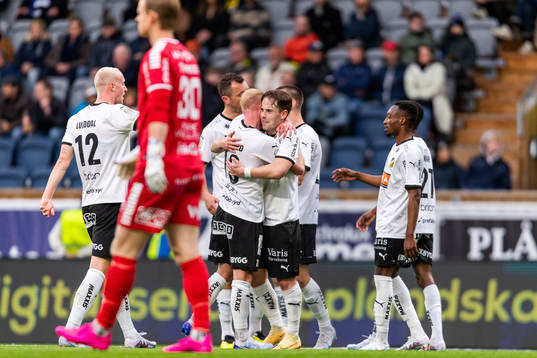 Häckens Lars Olden Larsen jublar med lagkamrater