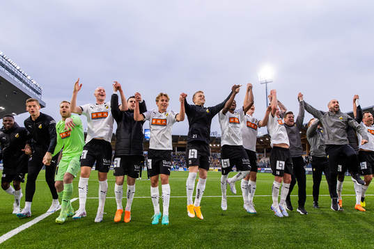Häckens spelare jublar