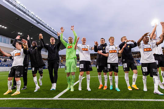 Häckens spelare jublar