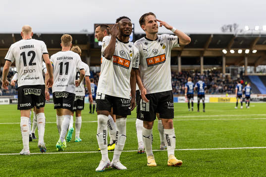 Häckens Benie Adama Traore och Lars Olden Larsen jublar