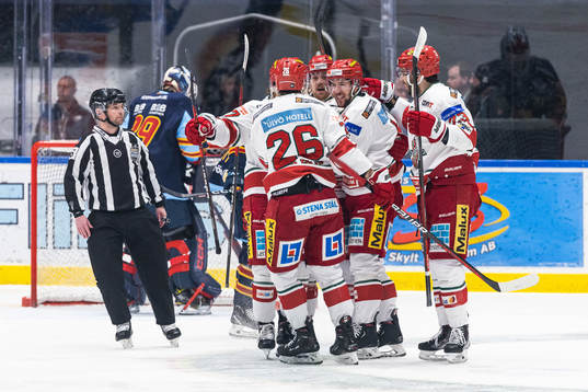 Modos August Berg jublar med lagkamrater