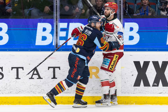Djurgårdens Linus Klasen och Modos Josh Dickinson