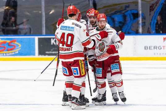 Modos Riley Woods jublar med lagkamrater