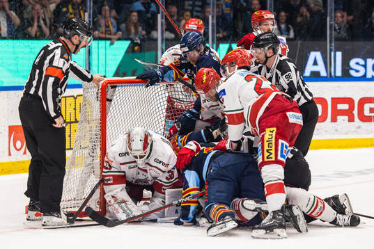 Modos målvakt Kristers Gudlevskis, Josef Ingman och Adam