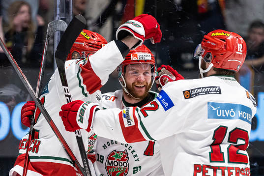 Modos Theodor Niederbach jublar med lagkamrater