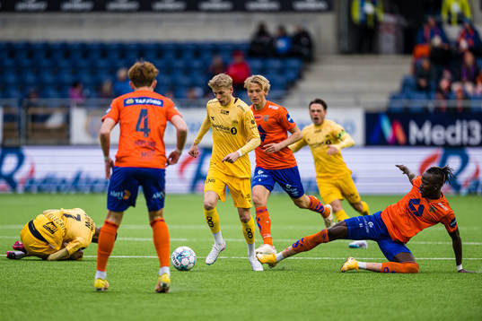Albert Grønbæk of Bodø/Glimt and Amidou Diop of Aalesund