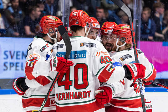 Modos Josh Dickinson jublar med lagkamrater