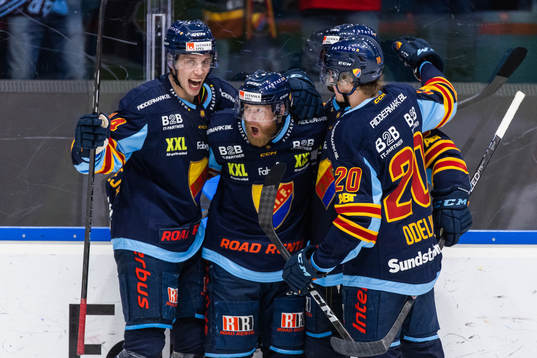 Djurgårdens Linus Klasen jublar med lagkamrater