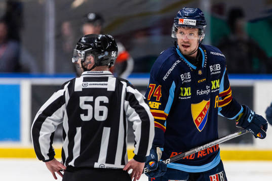Djurgårdens Nicklas Danielsson reagerar mot domare