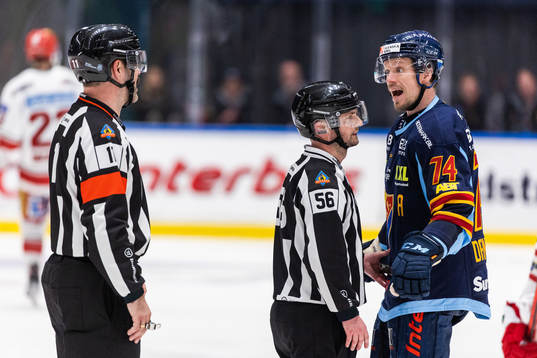 Djurgårdens Nicklas Danielsson reagerar mot domarna