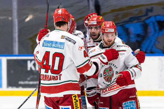 Modos Riley Woods jublar med lagkamrater