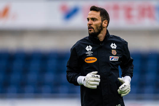 Michael Lansing of Aalesund warms up