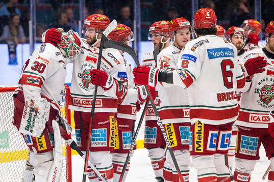 Modos målvakt Kristers Gudlevskis och Josh Dickinson jublar
