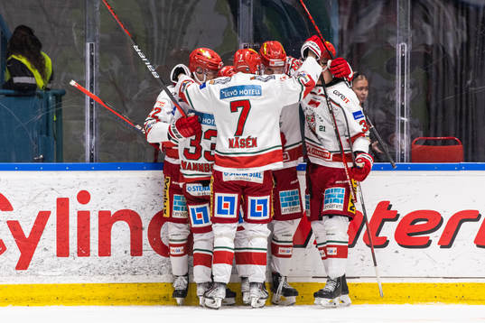 Modos David Bernhardt jublar med lagkamrater