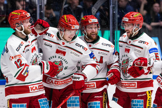 Modos Theodor Niederbach jublar med lagkamrater