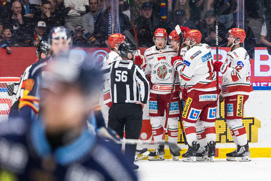 Modos Niklas Folin jublar med lagkamrater