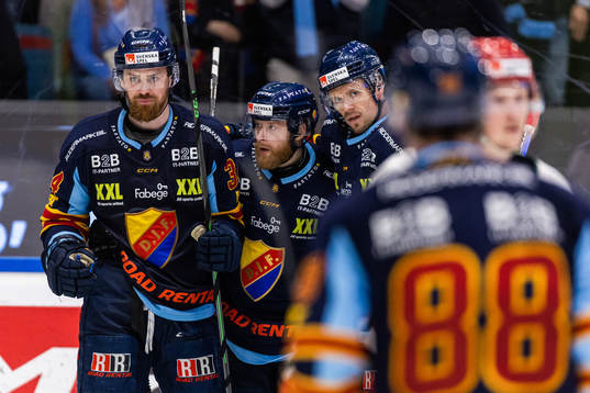 Djurgårdens Linus Klasen jublar med lagkamrater