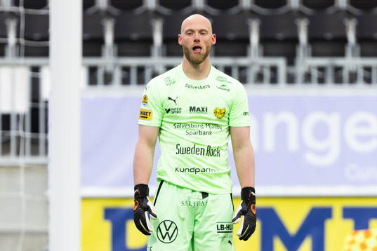 Mjällbys målvakt Alexander Lundin deppar