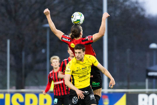 Brommapojkarnas Nikola Vasic och Mjällbys Colin Rösler